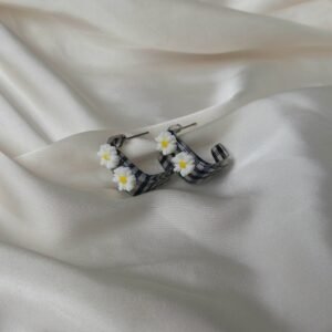Black Square Hoop Earrings with Daisy Detail – Retro Flower Hoops